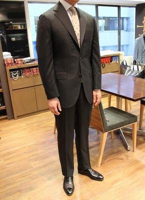 JACKET：HAND MADE MODEL
PANTS:BESPOKE PANTS by OSAKU HAYATO
Fabric：Caccioppoli 85％Wool（Super150's）15％Silk