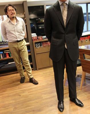 JACKET：HAND MADE MODEL
PANTS:BESPOKE PANTS by OSAKU HAYATO
Fabric：Caccioppoli　85％Wool（Super150's）15％Silk