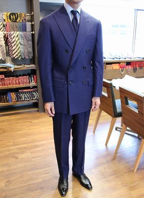 JACKET：HAND MADE MODEL
PANTS：BESPOKE PANTS by OSAKU HAYATO
Fabric：Caccioppoli　100％Wool（SUPER100'S)