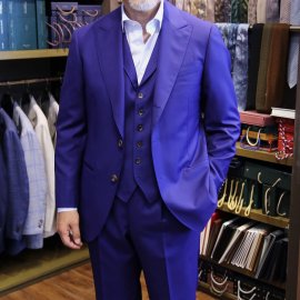 ブルーの生地でオーダーしたピークドラペルのスリーピーススーツ