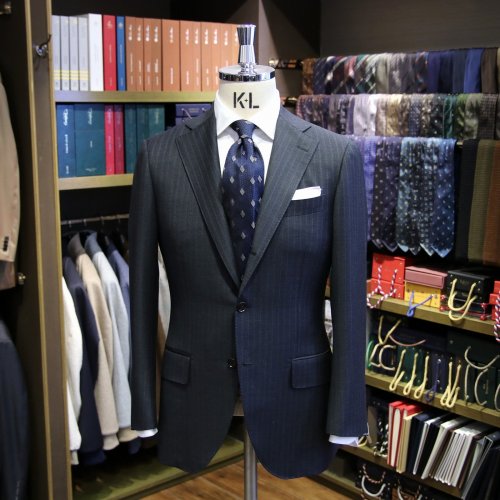 threeseason-loro-piana-australis-suit-20250922-01.jpg