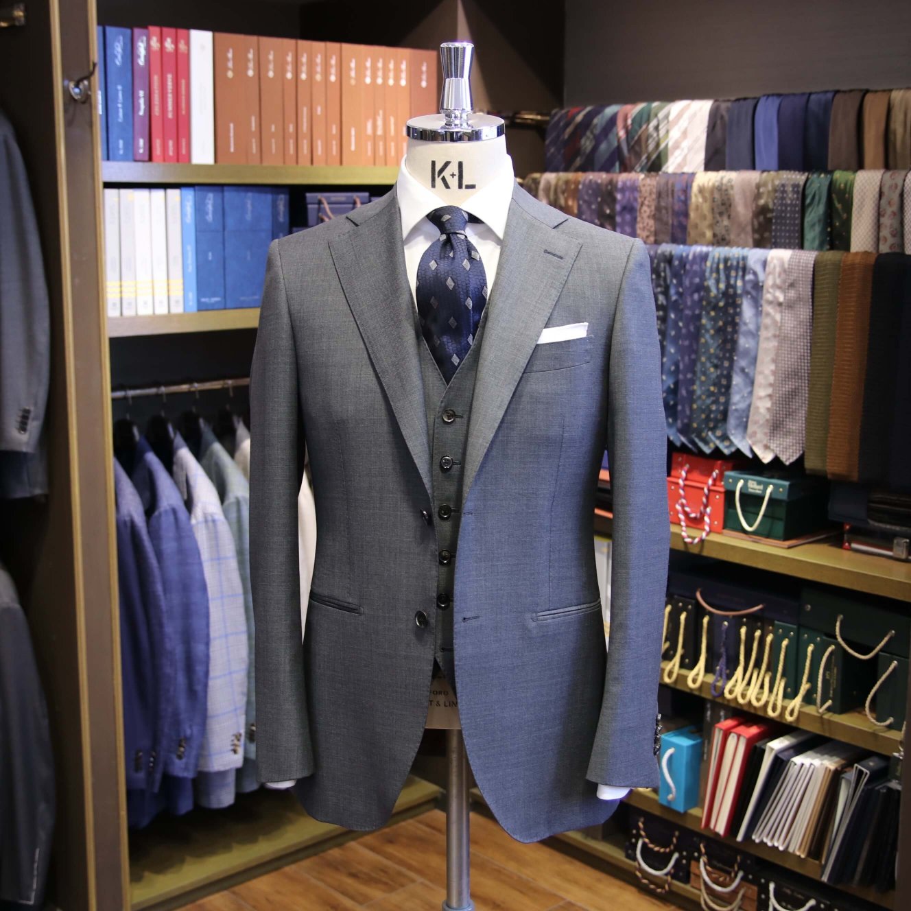 MODEL：BLACK LABEL
FABRIC：Caccioppoli 100％Wool