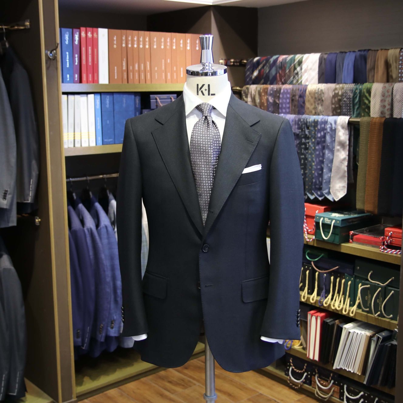 MODEL：BLACK LABEL
FABRIC：CARLO BARBERA　100％Wool