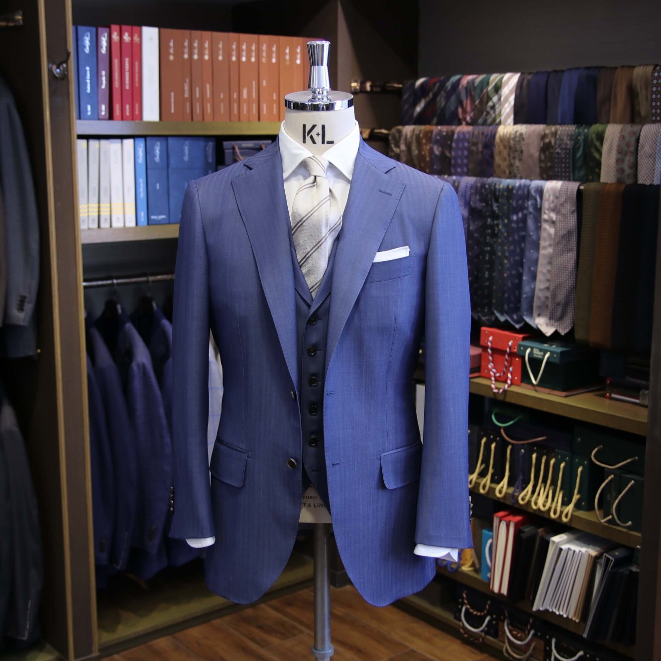 MODEL：BLACK LABEL
FABRIC：CARNET 100％Wool