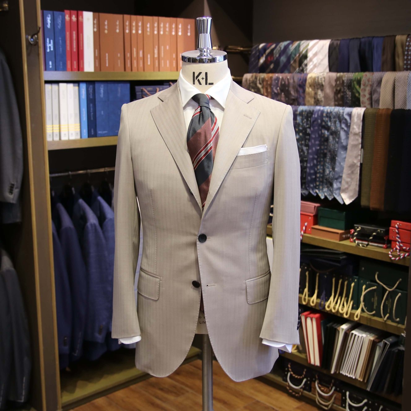 MODEL：BLACK LABEL
FABRIC：CARNET　100％Wool