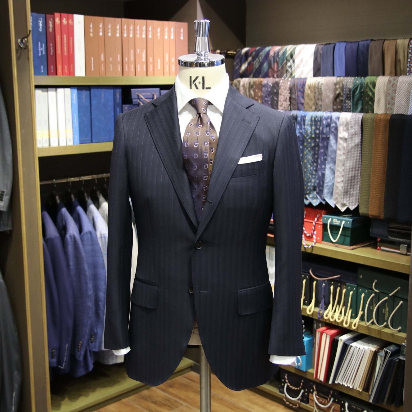 MODEL：BLACK LABEL
FABRIC：DRAPERS "PANTHEON" 100％Wool