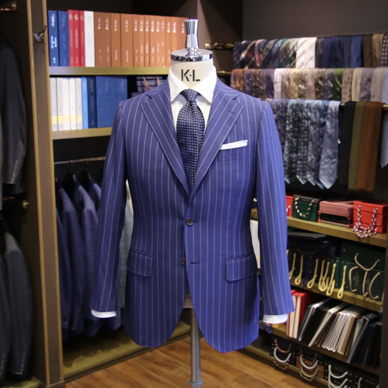 MODEL：BLACK LABEL
FABRIC：DRAPERS "LIGHT PANAMA" 100％Wool