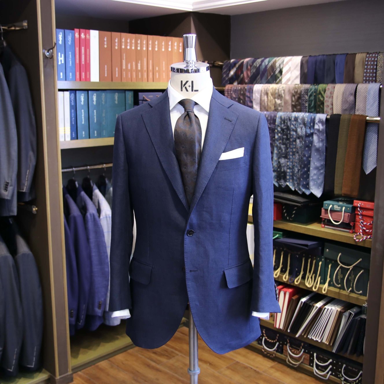 MODEL：BLACK LABEL
FABRIC：SPENCE BRYSON 100％Linen